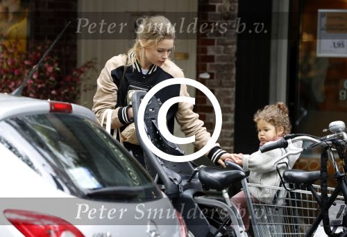 Amsterdam 25 mei 2016 
Doiutzen Kroes doet boodschappen met haar dochter Myllena Mae.
