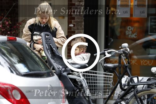 Amsterdam 25 mei 2016 
Doiutzen Kroes doet boodschappen met haar dochter Myllena Mae.
