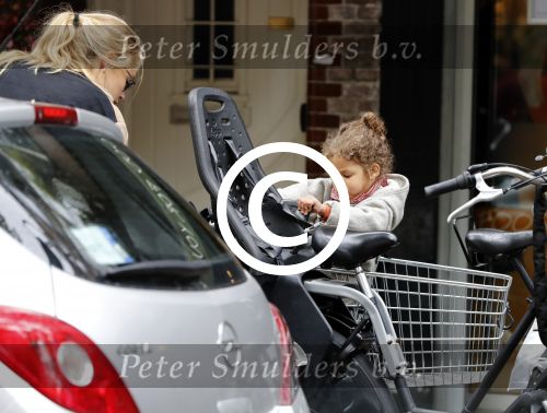 Amsterdam 25 mei 2016 
Doiutzen Kroes doet boodschappen met haar dochter Myllena Mae.