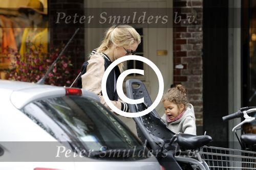 Amsterdam 25 mei 2016 
Doiutzen Kroes doet boodschappen met haar dochter Myllena Mae.