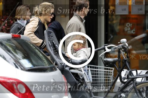Amsterdam 25 mei 2016 
Doiutzen Kroes doet boodschappen met haar dochter Myllena Mae.
