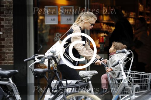 Amsterdam 25 mei 2016 
Doiutzen Kroes doet boodschappen met haar dochter Myllena Mae.