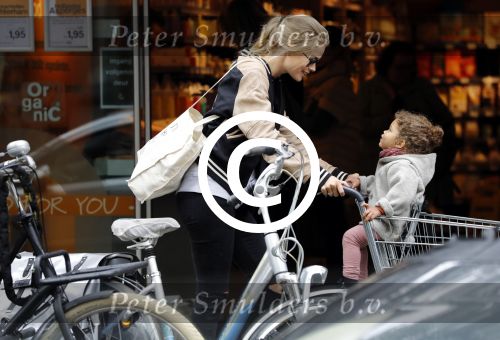 Amsterdam 25 mei 2016 
Doiutzen Kroes doet boodschappen met haar dochter Myllena Mae.