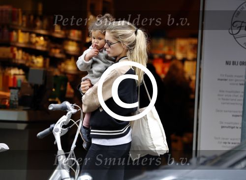 Amsterdam 25 mei 2016 
Doiutzen Kroes doet boodschappen met haar dochter Myllena Mae.