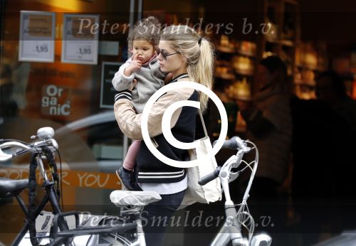 Amsterdam 25 mei 2016 
Doiutzen Kroes doet boodschappen met haar dochter Myllena Mae.