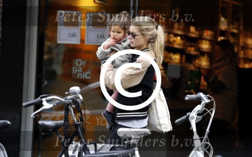 Amsterdam 25 mei 2016 
Doiutzen Kroes doet boodschappen met haar dochter Myllena Mae.