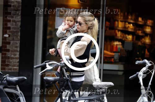 Amsterdam 25 mei 2016 
Doiutzen Kroes doet boodschappen met haar dochter Myllena Mae.