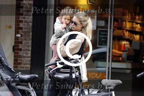 Amsterdam 25 mei 2016 
Doiutzen Kroes doet boodschappen met haar dochter Myllena Mae.