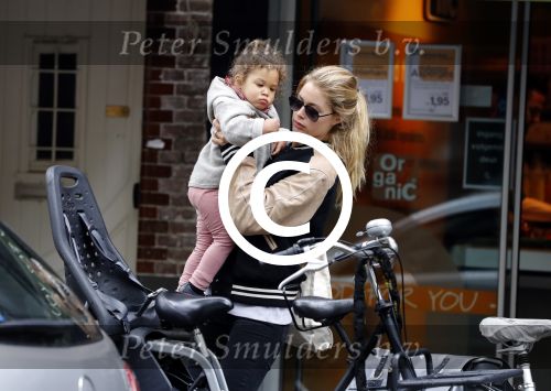 Amsterdam 25 mei 2016 
Doiutzen Kroes doet boodschappen met haar dochter Myllena Mae.