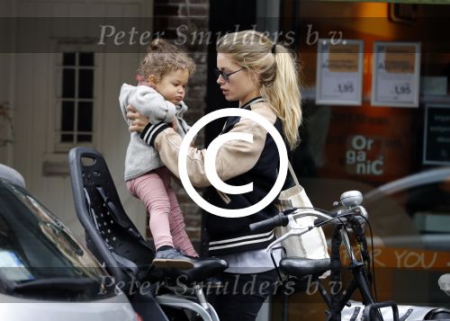 Amsterdam 25 mei 2016 
Doiutzen Kroes doet boodschappen met haar dochter Myllena Mae.