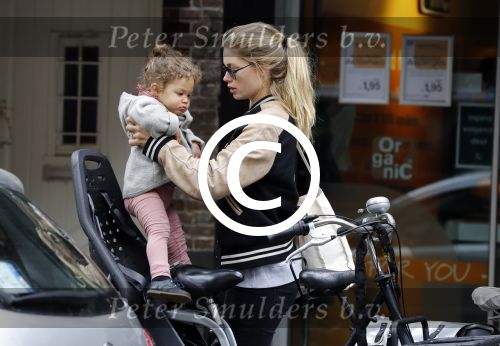 Amsterdam 25 mei 2016 
Doiutzen Kroes doet boodschappen met haar dochter Myllena Mae.