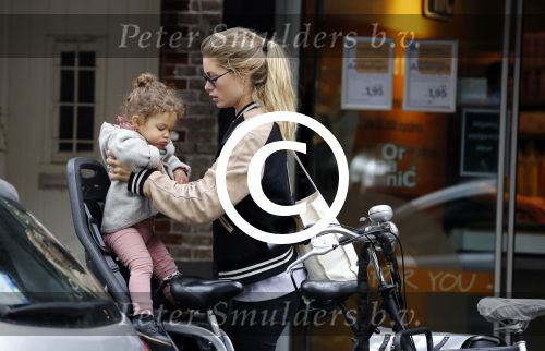 Amsterdam 25 mei 2016 
Doiutzen Kroes doet boodschappen met haar dochter Myllena Mae.