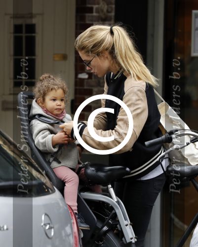 Amsterdam 25 mei 2016 
Doiutzen Kroes doet boodschappen met haar dochter Myllena Mae.