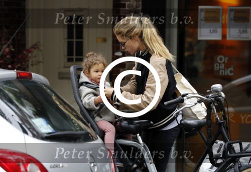 Amsterdam 25 mei 2016 
Doiutzen Kroes doet boodschappen met haar dochter Myllena Mae.