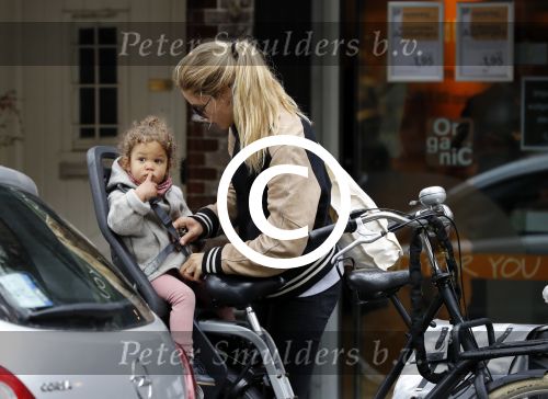 Amsterdam 25 mei 2016 
Doiutzen Kroes doet boodschappen met haar dochter Myllena Mae.