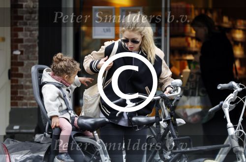 Amsterdam 25 mei 2016 
Doiutzen Kroes doet boodschappen met haar dochter Myllena Mae.