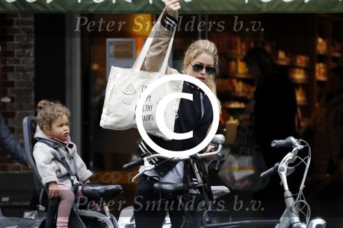Amsterdam 25 mei 2016 
Doiutzen Kroes doet boodschappen met haar dochter Myllena Mae.