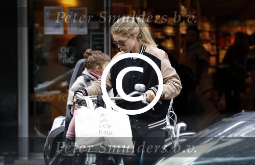 Amsterdam 25 mei 2016 
Doiutzen Kroes doet boodschappen met haar dochter Myllena Mae.