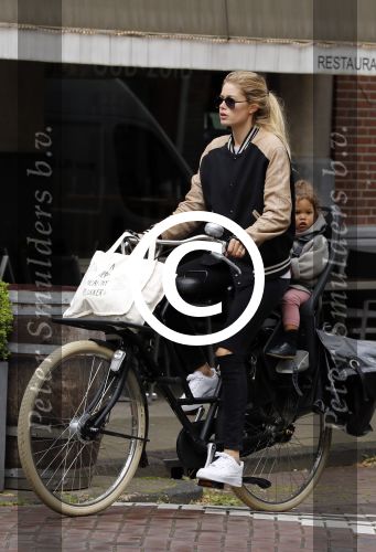 Amsterdam 25 mei 2016 
Doiutzen Kroes doet boodschappen met haar dochter Myllena Mae.