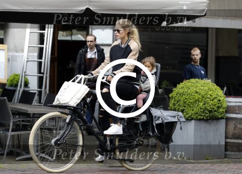 Amsterdam 25 mei 2016 
Doiutzen Kroes doet boodschappen met haar dochter Myllena Mae.