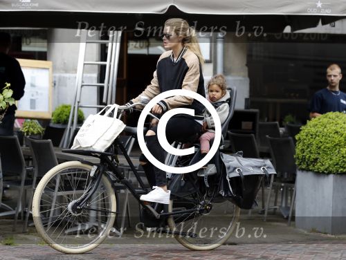 Amsterdam 25 mei 2016 
Doiutzen Kroes doet boodschappen met haar dochter Myllena Mae.
