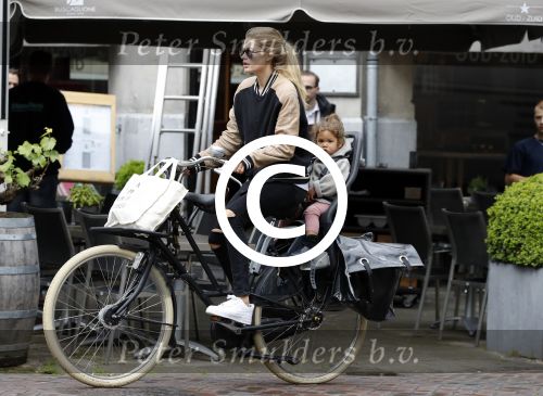 Amsterdam 25 mei 2016 
Doiutzen Kroes doet boodschappen met haar dochter Myllena Mae.
