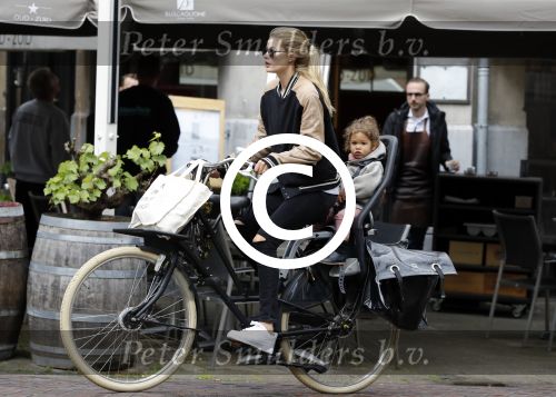 Amsterdam 25 mei 2016 
Doiutzen Kroes doet boodschappen met haar dochter Myllena Mae.