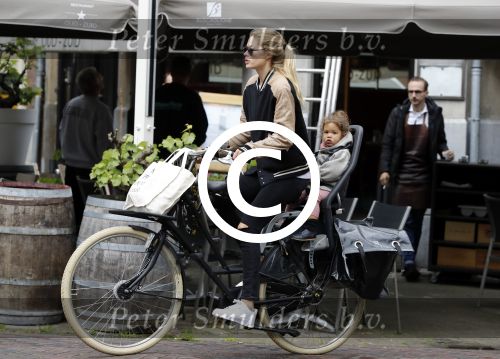 Amsterdam 25 mei 2016 
Doiutzen Kroes doet boodschappen met haar dochter Myllena Mae.