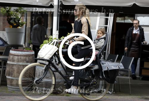 Amsterdam 25 mei 2016 
Doiutzen Kroes doet boodschappen met haar dochter Myllena Mae.