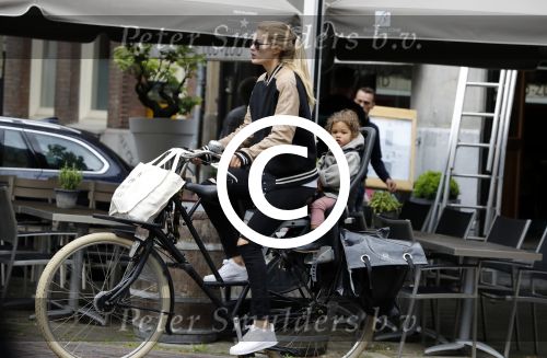 Amsterdam 25 mei 2016 
Doiutzen Kroes doet boodschappen met haar dochter Myllena Mae.