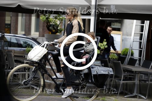 Amsterdam 25 mei 2016 
Doiutzen Kroes doet boodschappen met haar dochter Myllena Mae.