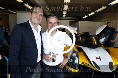 Zandvoort 4 juni 2016
Jumbo familie racedagen op Zandvoort met oa Max Verstappen en zijn Red Bull race auto. Frits van Eerd en Raymond Vermeulen