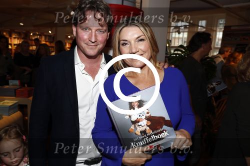 Amsterdam 29 mei 2016
Presentatie het grote knuffelboek van Nederland gemaakt door Gallyon v Vessem.
De presentatie was bij Scheltema. Gallyon met man en dochter