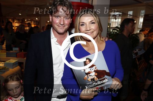 Amsterdam 29 mei 2016
Presentatie het grote knuffelboek van Nederland gemaakt door Gallyon v Vessem.
De presentatie was bij Scheltema. Gallyon met man en dochter