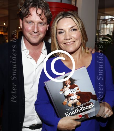 Amsterdam 29 mei 2016
Presentatie het grote knuffelboek van Nederland gemaakt door Gallyon v Vessem.
De presentatie was bij Scheltema. Gallyon met man en dochter