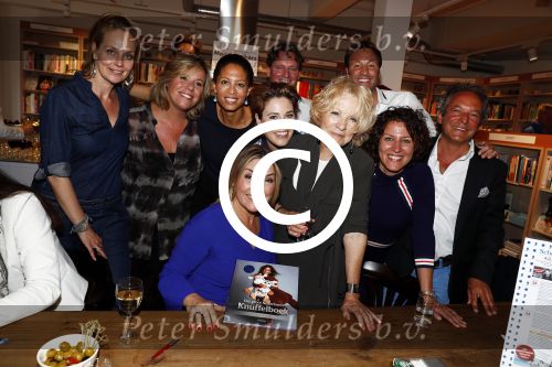 Amsterdam 29 mei 2016
Presentatie het grote knuffelboek van Nederland gemaakt door Gallyon v Vessem.
De presentatie was bij Scheltema. Gallyon met sbs 6 collega\'s Marlayne Sahupala Ria Bremer Selma v Dijk Viktor Brand Mirella v Markus en Maureen du Toit