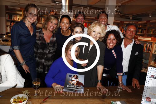 Amsterdam 29 mei 2016
Presentatie het grote knuffelboek van Nederland gemaakt door Gallyon v Vessem.
De presentatie was bij Scheltema. Gallyon met sbs 6 collega\'s Marlayne Sahupala Ria Bremer Selma v Dijk Viktor Brand Mirella v Markus en Maureen du Toit