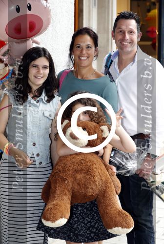 Amsterdam 29 mei 2016
Presentatie het grote knuffelboek van Nederland gemaakt door Gallyon v Vessem.
De presentatie was bij Scheltema. Broer Gallyon met gezin