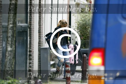 Amsterdam 3 juni 2016
Georgina Verbaan verlaat haar huis.
