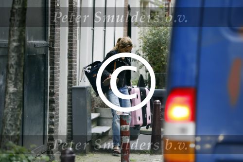 Amsterdam 3 juni 2016
Georgina Verbaan verlaat haar huis.