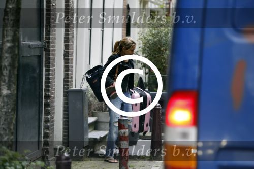 Amsterdam 3 juni 2016
Georgina Verbaan verlaat haar huis.