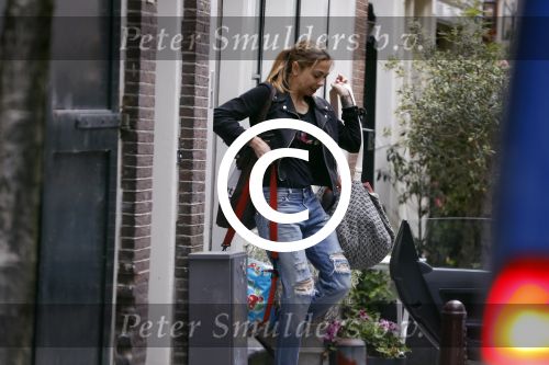 Amsterdam 3 juni 2016
Georgina Verbaan verlaat haar huis.