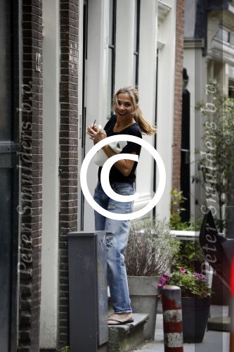 Amsterdam 3 juni 2016
Georgina Verbaan verlaat haar huis.