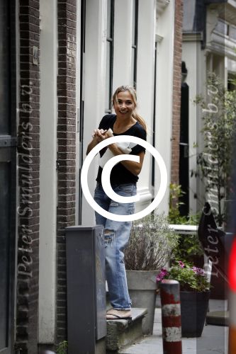 Amsterdam 3 juni 2016
Georgina Verbaan verlaat haar huis.