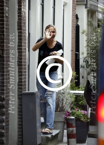 Amsterdam 3 juni 2016
Georgina Verbaan verlaat haar huis.