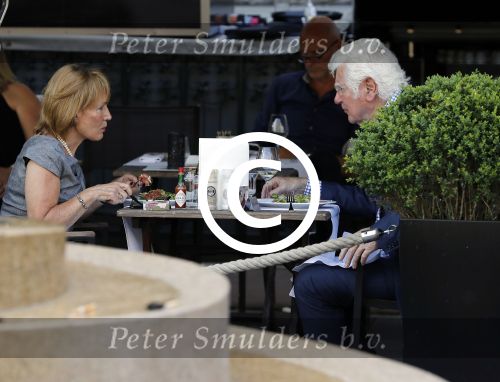 Amsterdam 4 juni 2016 
Gerard Cox en Annemarie Oster op terras bij hotel Americain.