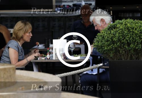 Amsterdam 4 juni 2016 
Gerard Cox en Annemarie Oster op terras bij hotel Americain.