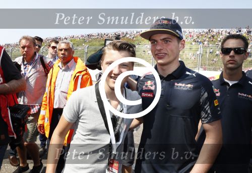 Zandvoort 4 juni 2016
Jumbo familie racedagen op Zandvoort met oa Max Verstappen en zijn Red Bull race auto. David en Guy Bijlsma