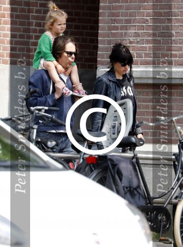 Amsterdam 28 mei 2016 
Hans Teeuwen met zijn dochter Nika Teeuwen en vriendin Eva Teeuwen in Amsterdam Zuid.