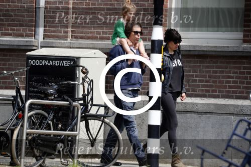 Amsterdam 28 mei 2016 
Hans Teeuwen met zijn dochter Nika Teeuwen en vriendin Eva Teeuwen in Amsterdam Zuid.